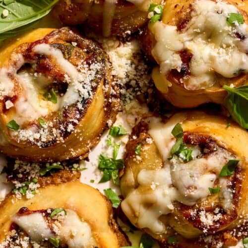 Cheesy rolls with basil and herbs