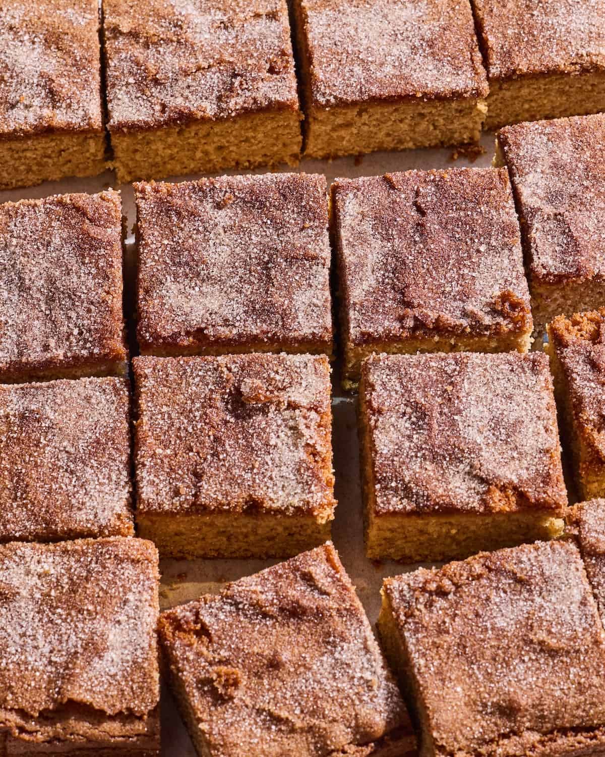 Square snickerdoodle blondies with sugar