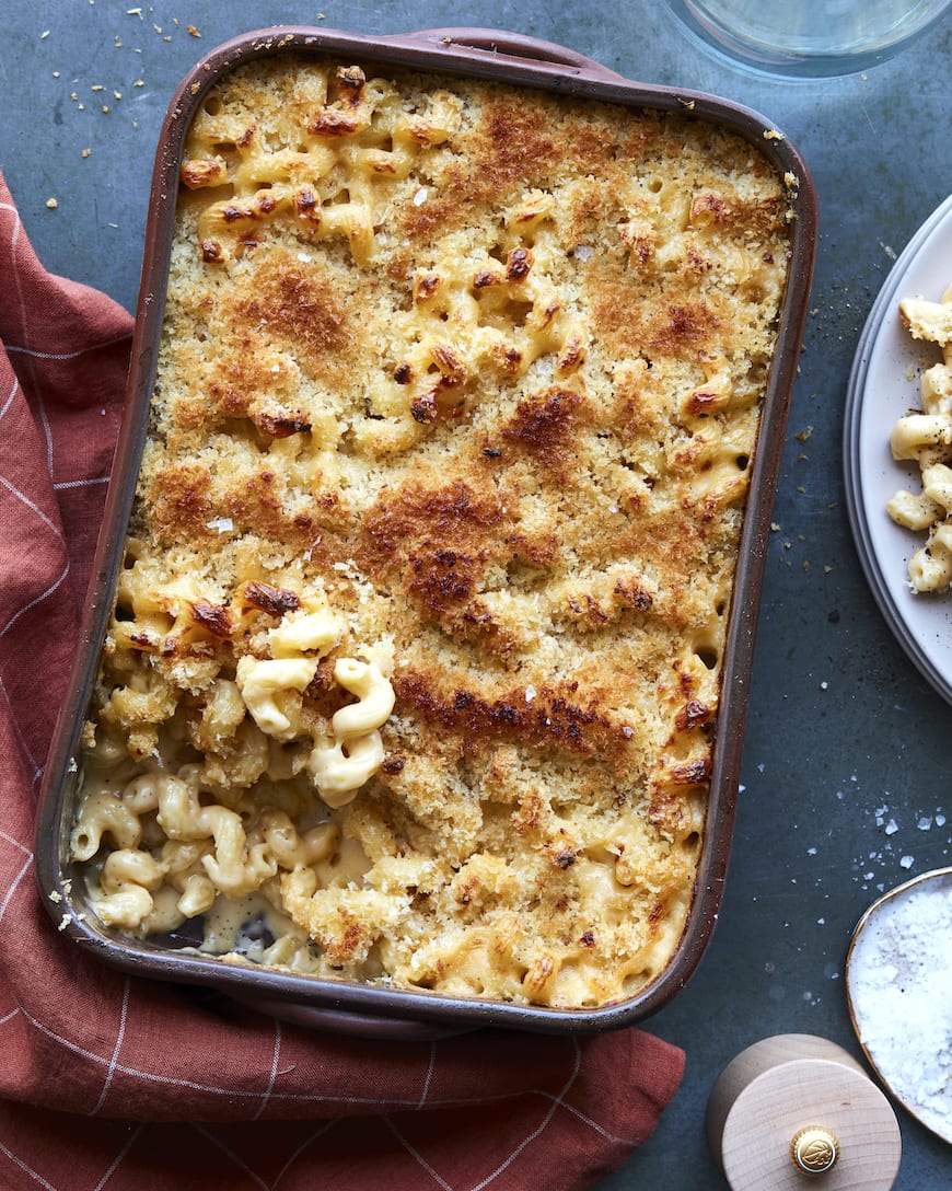 Creamy Baked Mac and Cheese from www.whatsgabycooking.com (@whatsgabycookin) / Thanksgiving side dishes