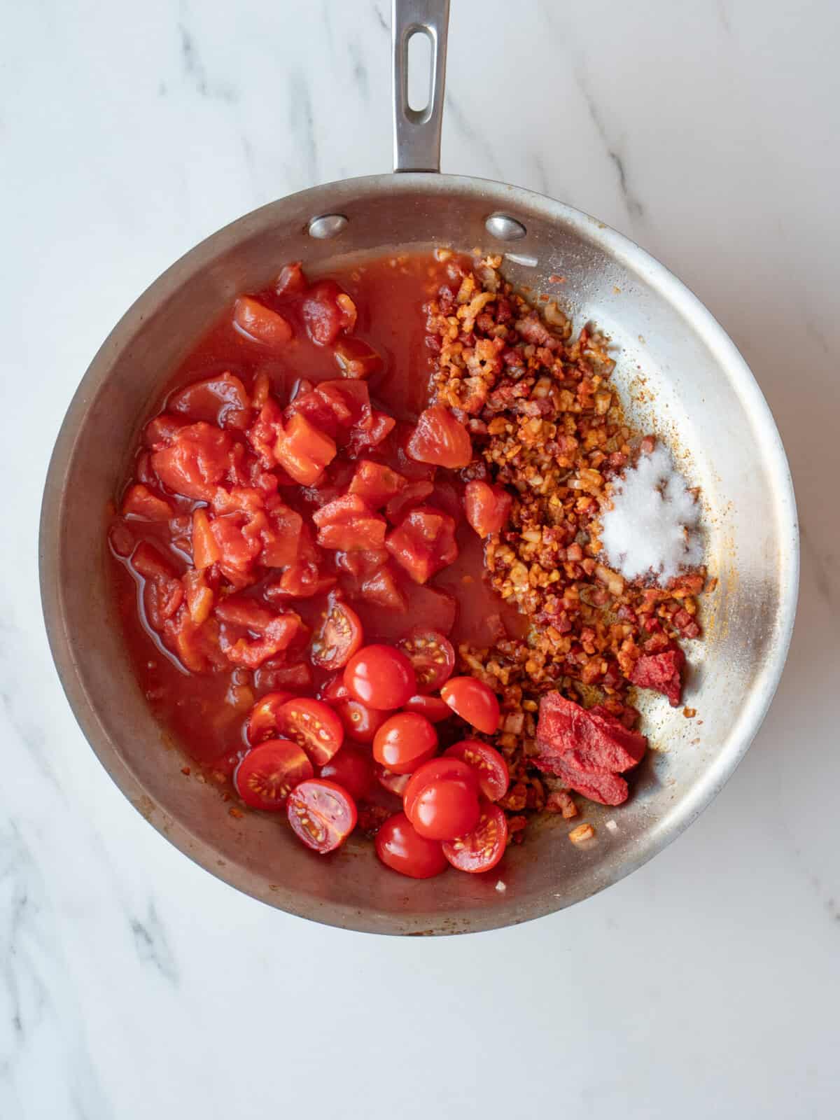 Tomato sauce with meat and spices