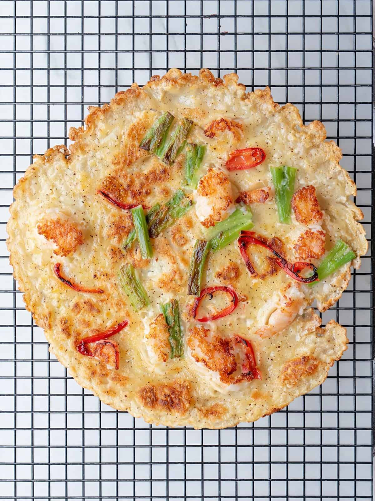 Crispy pancake with shrimp and vegetables