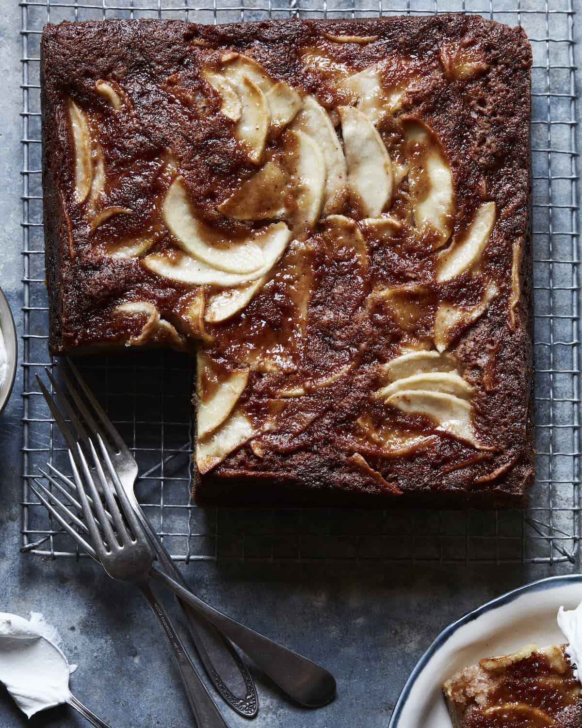 Easy Cinnamon Apple Cake