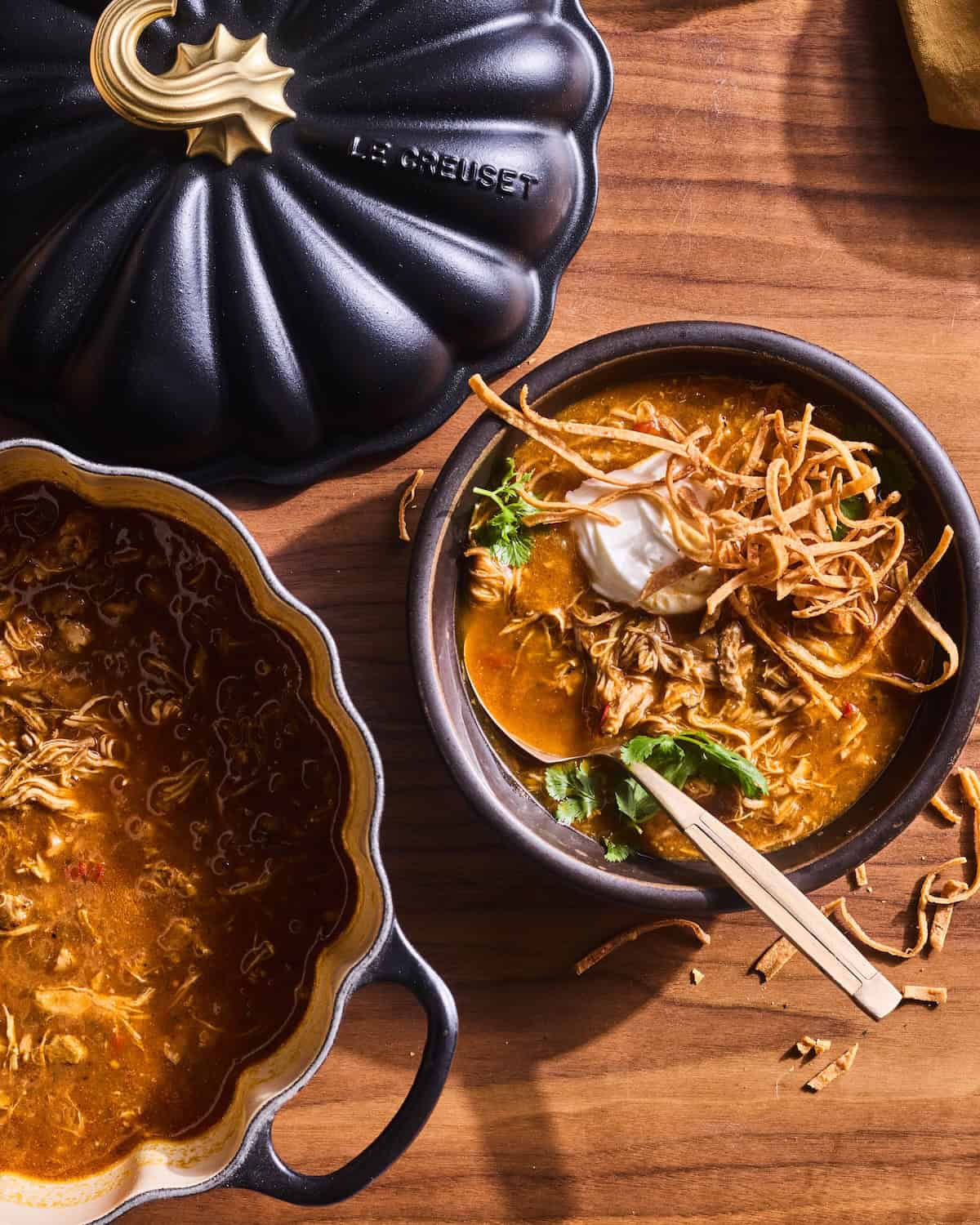 Cozy Pumpkin Chicken Chili loaded with smoky chipotle, white beans, and fall flavors. Easy weeknight dinner recipe everyone will love.