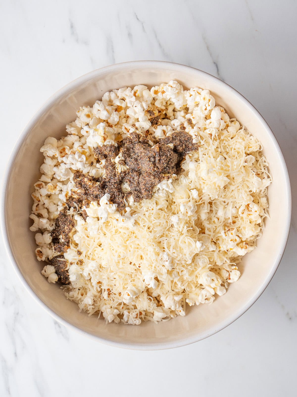 Popcorn with cheese and seasoning mix