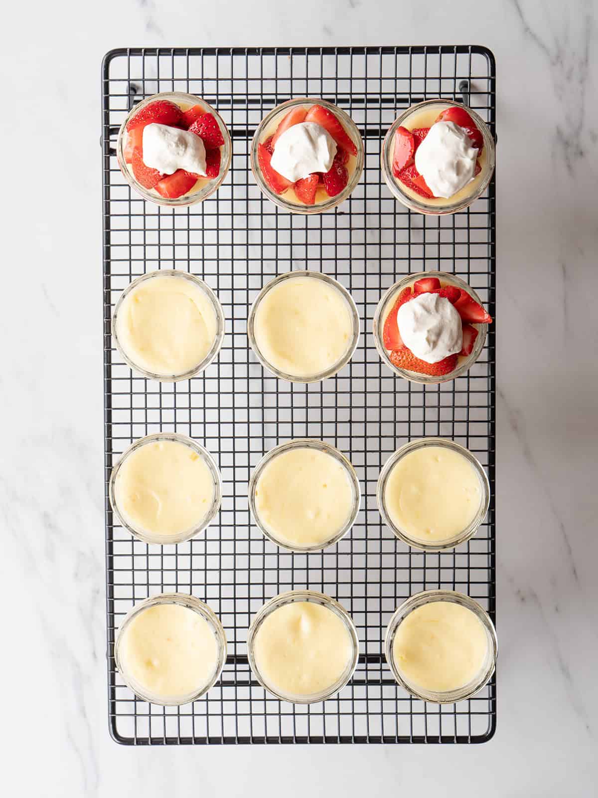 Mini cheesecakes with strawberries and cream