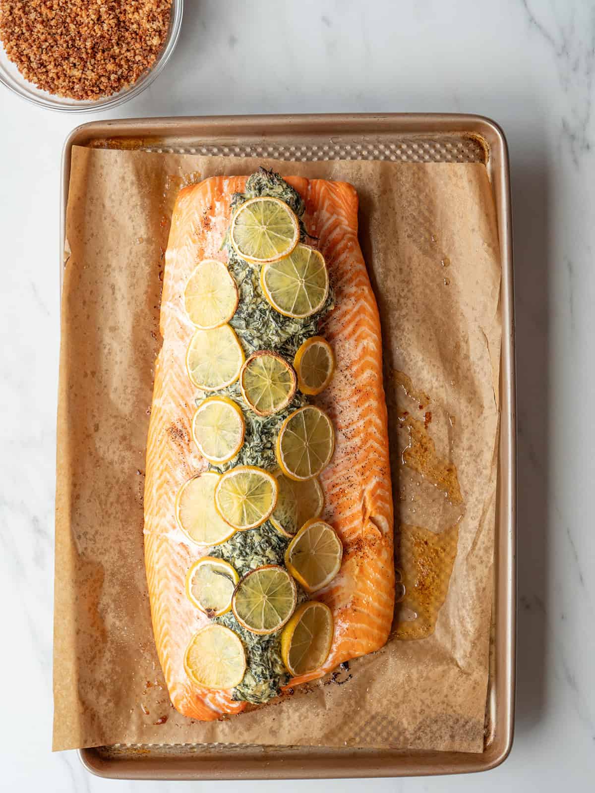 Salmon fillet topped with lemon slices