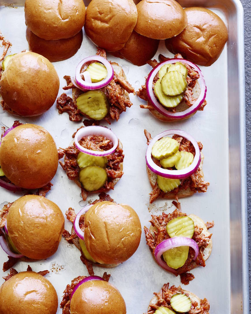 Pulled Pork Sliders from www.whatsgabycooking.com are the perfect summer treat! Plus you dont even have to turn on your oven! (@whatsgabycookin)
